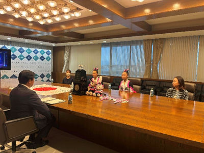 チアーズ・ファクトリー・リバティのみなさんが表敬訪問している様子