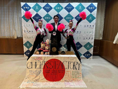 チアーズ・ファクトリー・リバティのみなさんと市長の記念撮影の様子