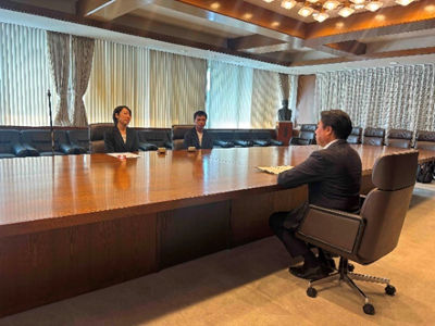 平田恵里選手が表敬訪問している様子