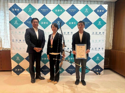 平田恵里選手と市長の記念撮影の様子