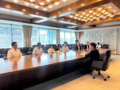 市川結彩選手が表敬訪問している様子