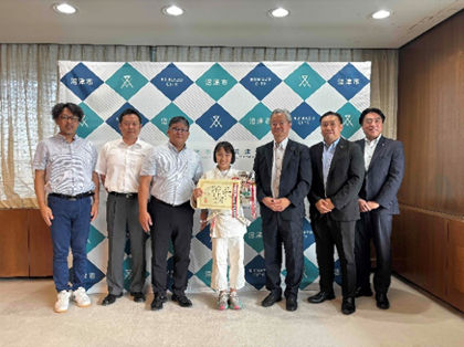 市川結彩選手と市長の記念撮影の様子