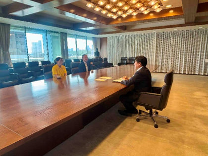 尾藤柴野選手が表敬訪問している様子