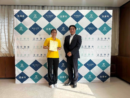 チアーズ・ファクトリー・リバティのみなさんと市長の記念撮影の様子