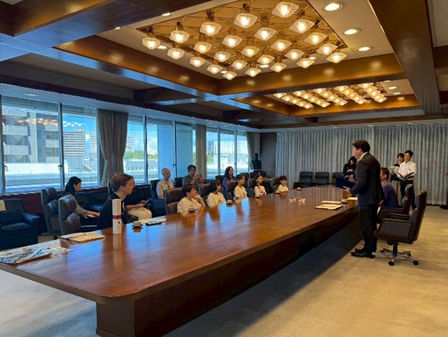 フェンシングカナダ選手団が表敬訪問している様子