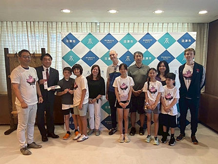 フェンシングカナダ選手団と市長の記念撮影の様子