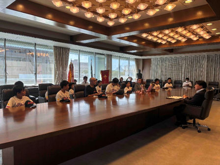 四小アトムズのみなさんが表敬訪問している様子