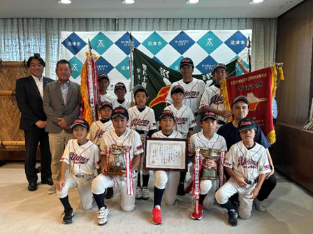 四小アトムズのみなさんと市長の記念撮影の様子