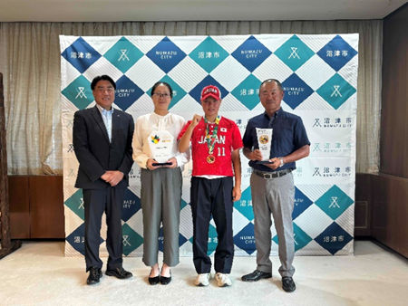 望月美桜華選手と市長の記念撮影の様子