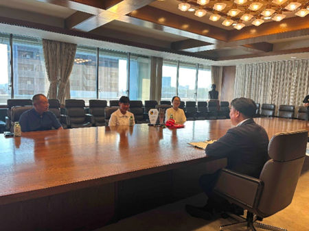 望月美桜華選手が表敬訪問している様子