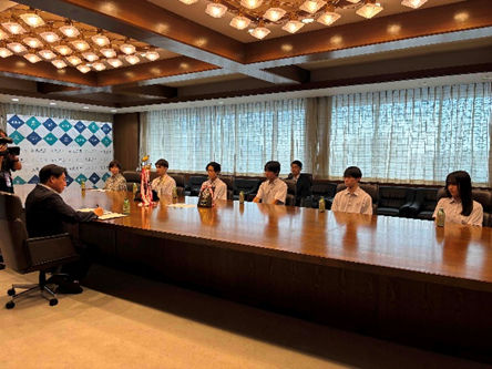 加藤学園暁秀高等学校総合部(フェンシング)のみなさんが表敬訪問している様子