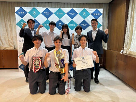 加藤学園暁秀高等学校総合部(フェンシング)のみなさんと市長の記念撮影の様子