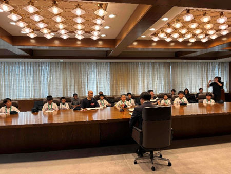 少年野球チーム「四小アトムズ」のみなさんが表敬訪問している様子