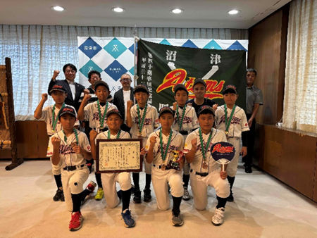 少年野球チーム「四小アトムズ」のみなさんと市長の記念撮影の様子