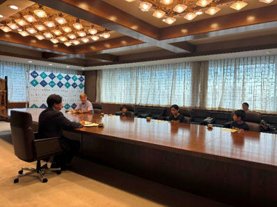 沼津レスリングクラブのみなさんが表敬訪問している様子