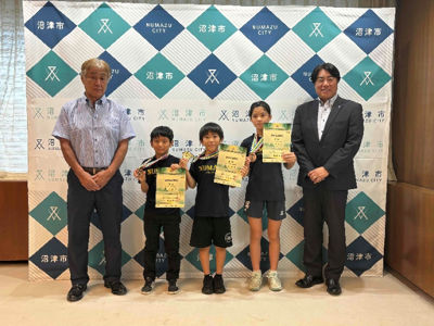 沼津レスリングクラブのみなさんと市長の記念撮影の様子