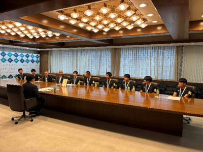 株式会社明電舎ソフトテニス部のみなさんが表敬訪問している様子