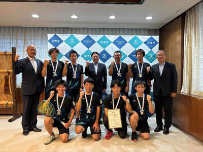 株式会社明電舎ソフトテニス部のみなさんと市長の記念撮影の様子