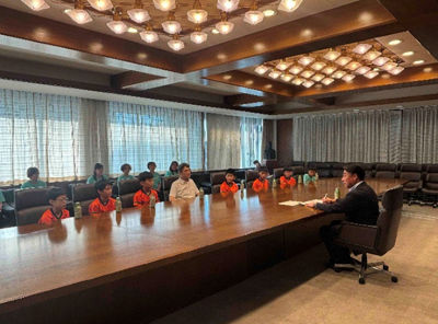 錦田ユナイテッドバレーボールクラブのみなさんが表敬訪問している様子