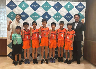 錦田ユナイテッドバレーボールクラブのみなさんと市長の記念撮影の様子