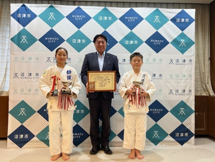 田代道場のみなさんと市長の記念撮影の様子