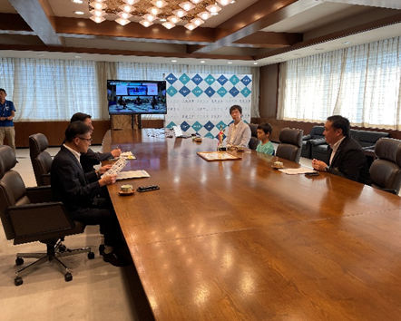 大川瞬さんが表敬訪問している様子