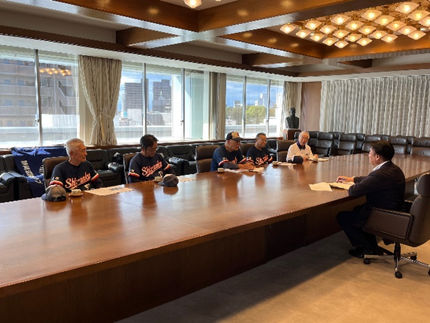 静岡沼駿クラブのみなさんが表敬訪問している様子