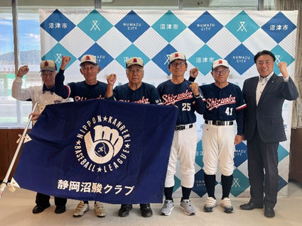 静岡沼駿クラブのみなさんと市長の記念撮影の様子