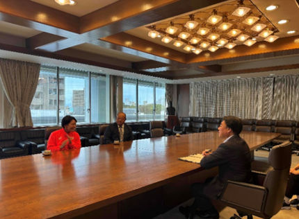 高橋渚選手が表敬訪問している様子