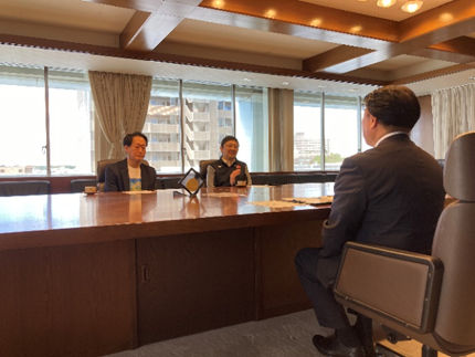 菊地正晃さん、木村昌宏さんが表敬訪問している様子