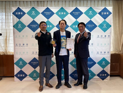 菊地正晃さん、木村昌宏さんと市長の記念撮影の様子