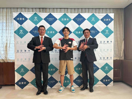 村岡翼輝選手と市長の記念撮影の様子