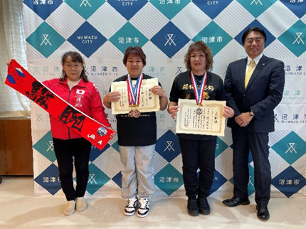 瀬川瑞枝・瀬川直莉選手と市長の記念撮影の様子