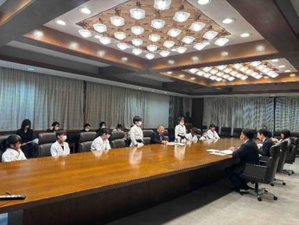 空手道場養正館のみなさんが表敬訪問している様子