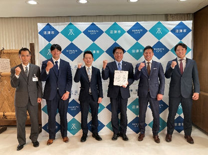 くふうハヤテベンチャーズ静岡のみんさんと市長の記念撮影の様子