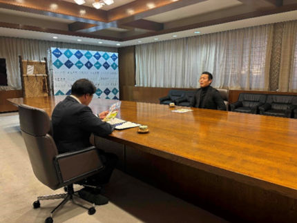 鈴木準弥選手が表敬訪問している様子