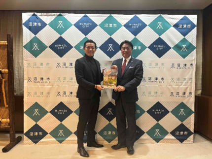 鈴木準弥選手と市長の記念撮影の様子