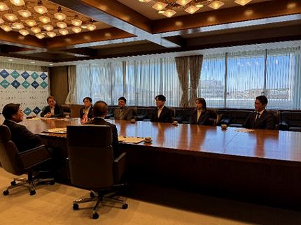 菊地正晃さん、木村昌宏さん、渡邊裕斗さん、向江彩伽さんが表敬訪問している様子