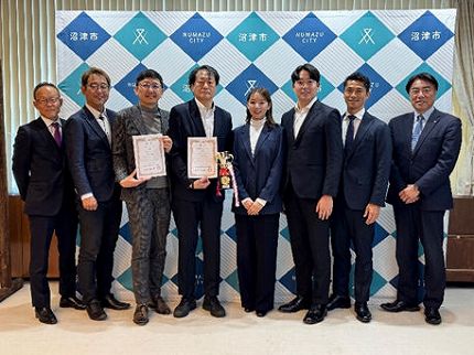 菊地正晃さん、木村昌宏さん、渡邊裕斗さん、向江彩伽さんと市長の記念撮影の様子