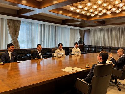 ハヤテベンチャーズ静岡のみなさんが表敬訪問している様子