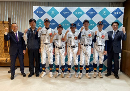 静岡裾野リトルシニアのみなさんと市長の記念撮影の様子