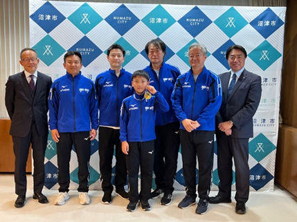 BDP沼津フェンシングクラブのみなさんと市長の記念撮影の様子