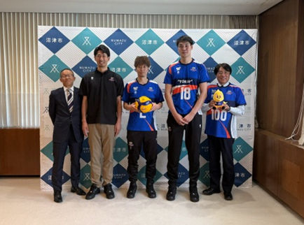 東レアローズ静岡　のみなさんと記念撮影の様子
