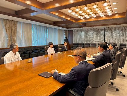 佐野直太朗さんが表敬訪問している様子