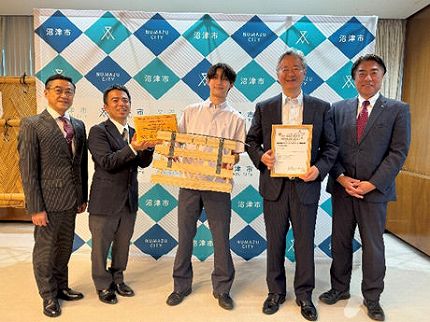 佐野直太朗さんと市長・教育長との記念撮影の様子
