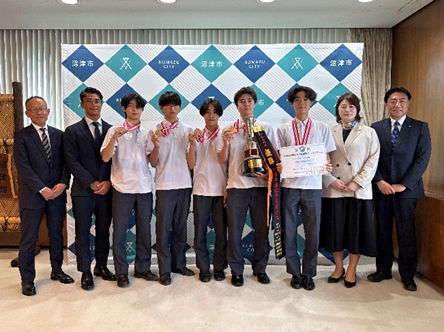加藤学園暁秀高等学校総合部（フェンシング）のみなさんと市長の記念撮影の様子