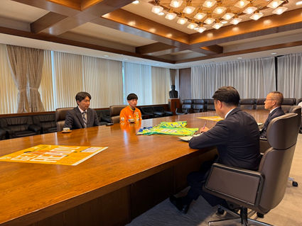 静岡ジェードのみなさんが表敬訪問している様子