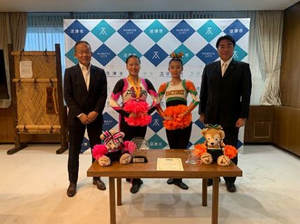 川口姫奈さん、川口彩奈さんと市長の記念撮影の様子