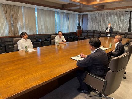 駒田つかさ選手が表敬訪問している様子