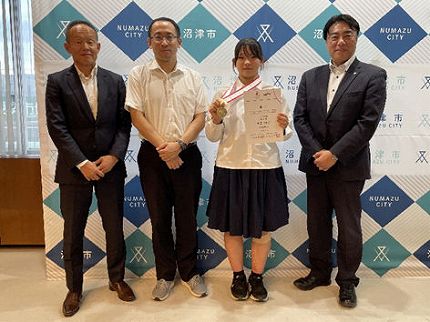 駒田つかさ選手と市長の記念撮影の様子